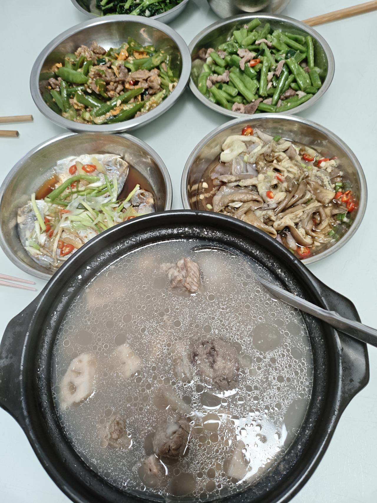 今日美食记录周末美食：昨天晚上我儿子做的美食：青椒妙肉片，炒豆角，蒸茄子，蒸鲳扁