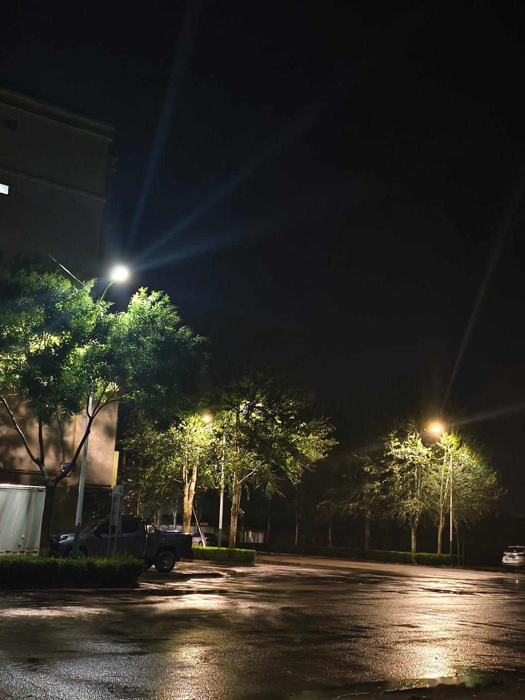 又一个从早晨到黄昏，然后到夜晚，从晴天转多云，起风，阴云密布，一直到下起大雨。我