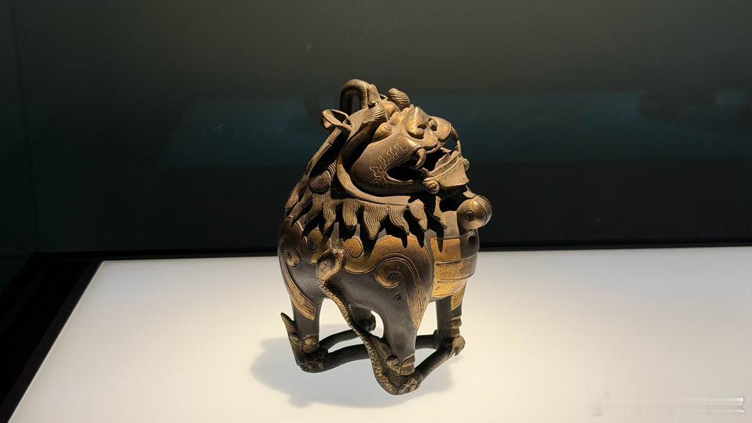 小车路过泼水节被打开车门后备箱这件事，我觉得大家关注点是不是偏了，怎么都在讨论为