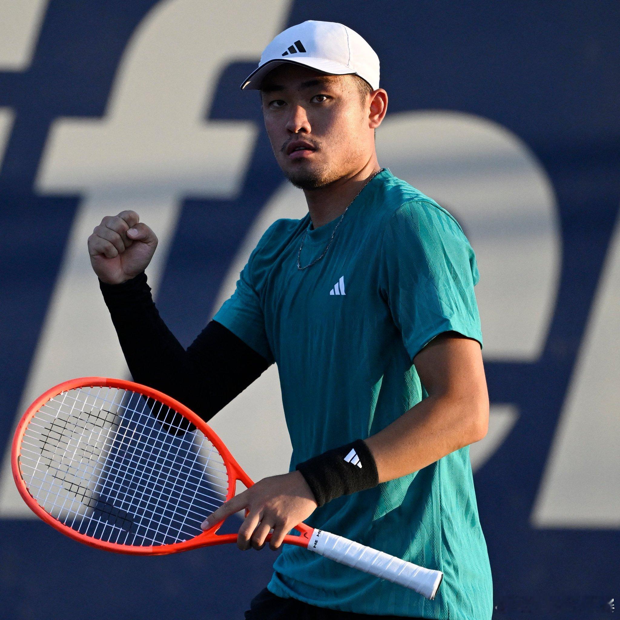 吴易昺先拿一盘 👊ATP500 华盛顿第二轮，凭借盘末关键破发，以7-5拿下首