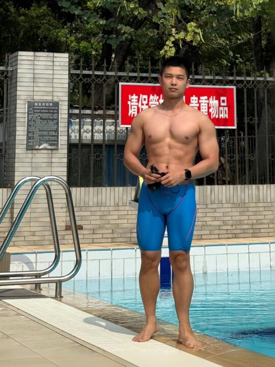好热，学校泳池见