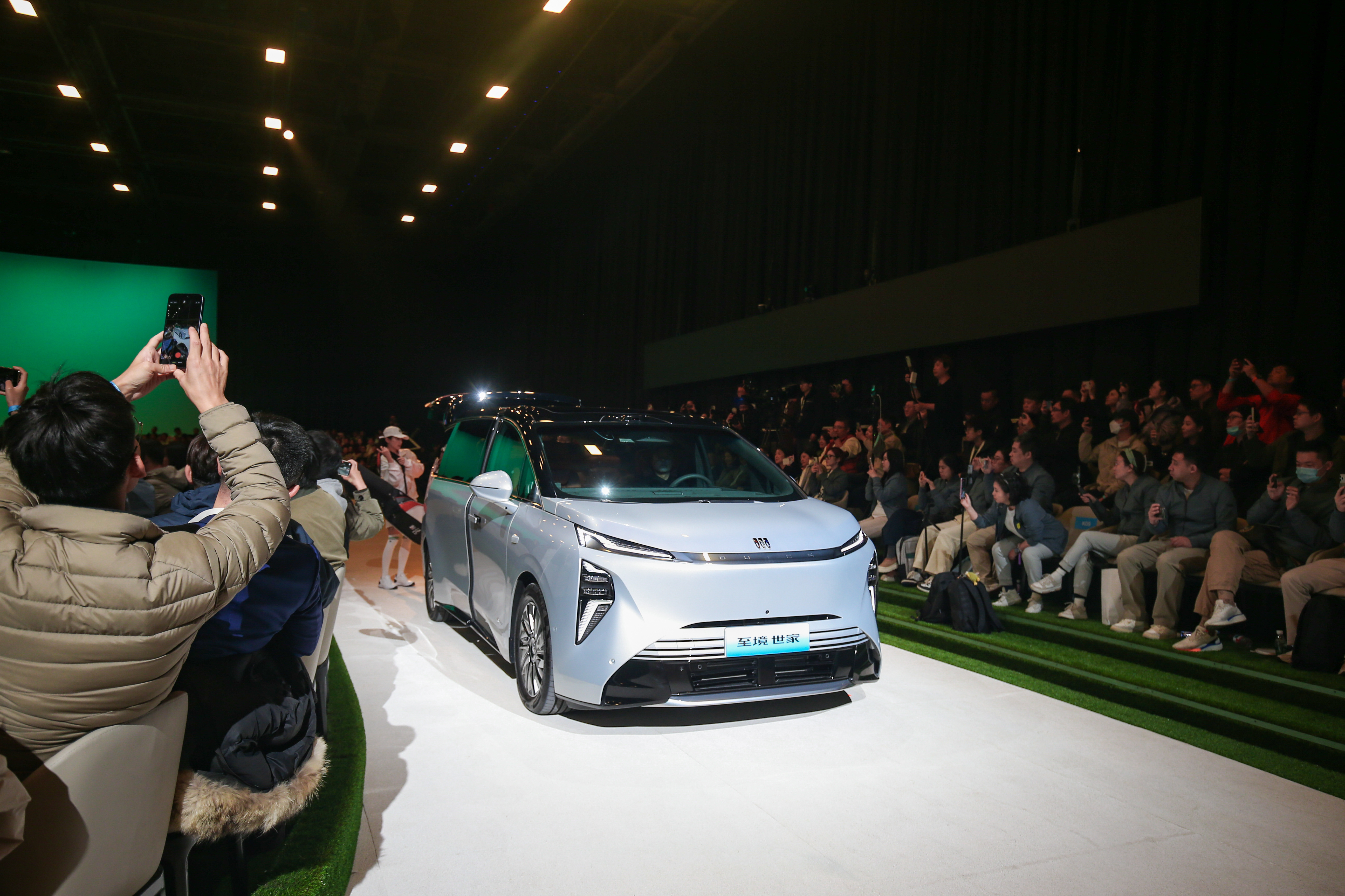 别克至境世家全尺寸大七座MPV正在发布，现场的布置让我震惊了，一个环形大跑道，多