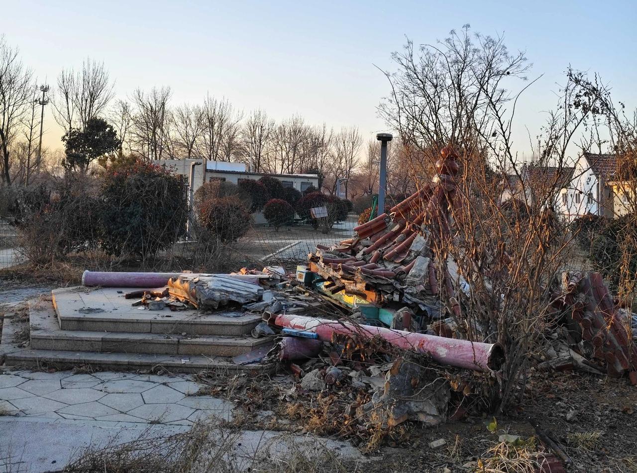 近日，路过即墨区淮涉河一路王家院村，偶然发现村东公厕旁边的亭子竟然坍塌了，亭子构