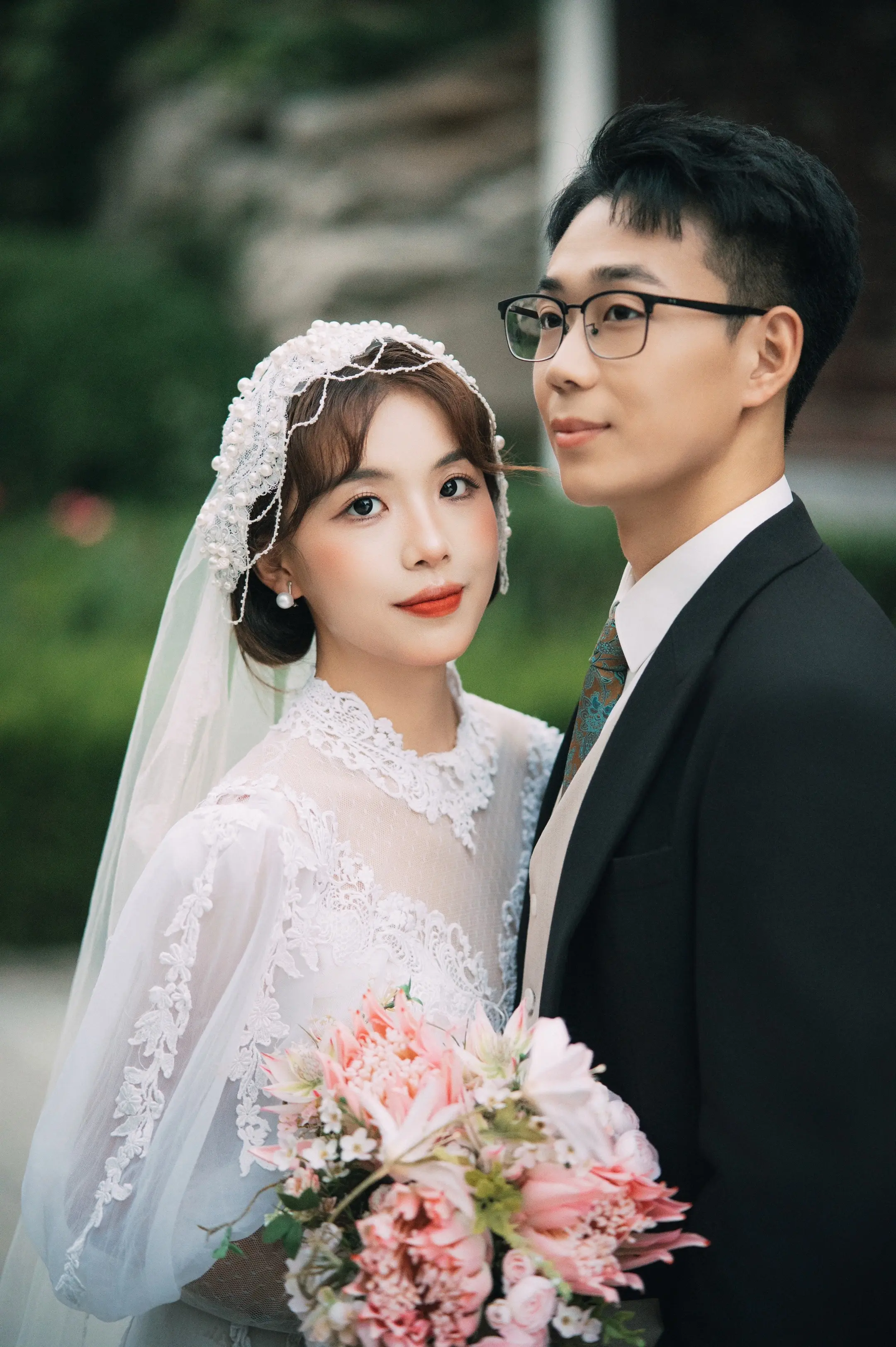 “听说了吗？镇上来了一位新的教书先生，还带了他的夫人…”