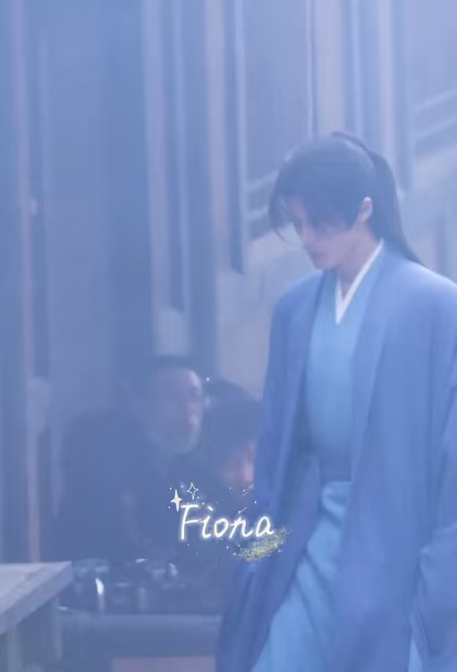 檀健次素衣披发造型檀健次谢却山蓝衣清冷感透 檀健次谢却山蓝衣清冷感透，檀健次素衣