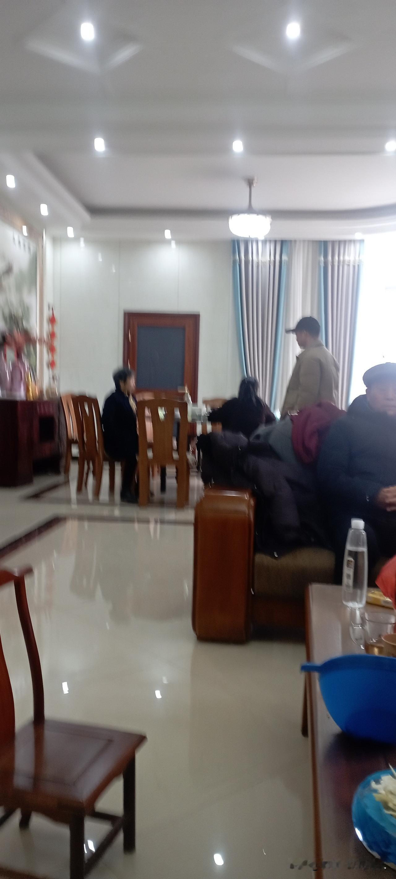 如今大部分农村人的生活不亚于城市居民，在衣食住行方面有的大大的超越了城市大佬。