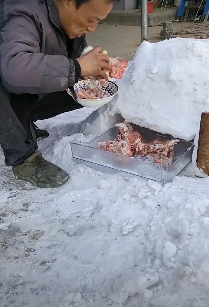 寒冬腊月，冰天雪地之时自制冰箱，这便是聪明人之举。他懂得利用周边环境，既能节省资