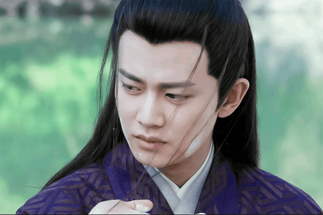 任嘉伦
尚未爆火之时，状态堪称绝佳
脸庞带着盈盈肉感
满满的都是胶原蛋白
一眼望