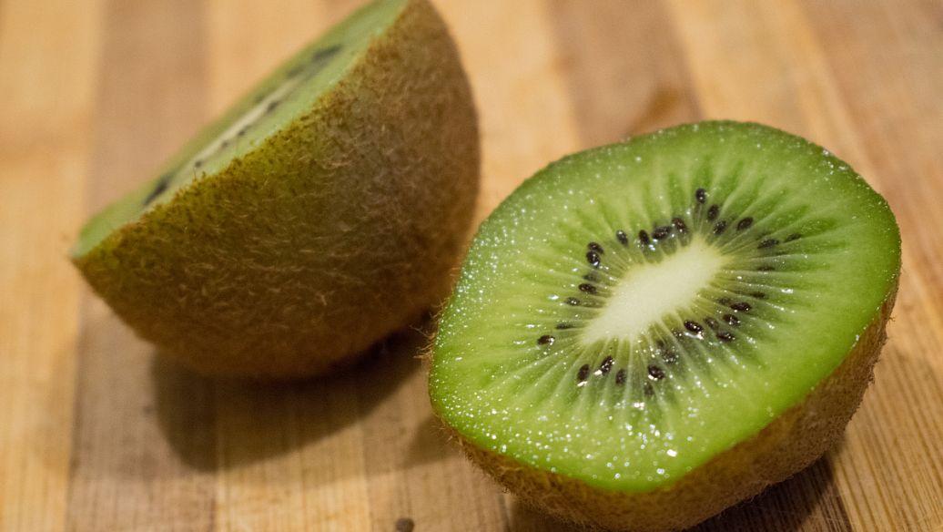 这种水果现在正当季，酸甜多汁，维C含量是苹果的好几倍，关键还能润肠通便。但很多人