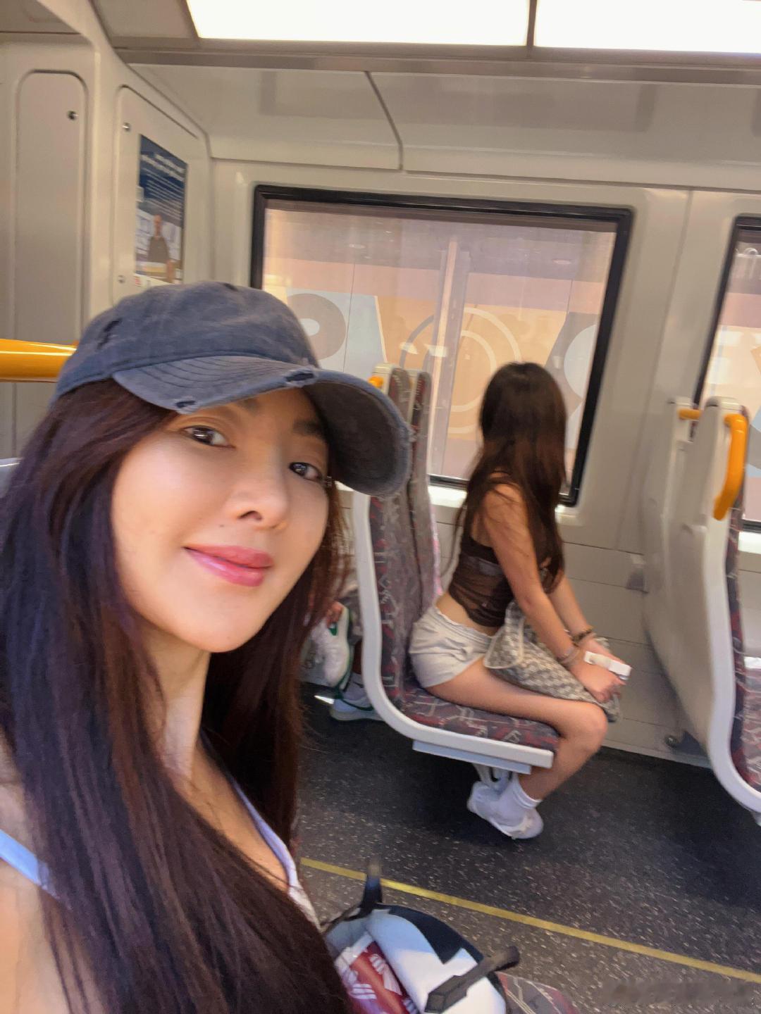 吴速玲带儿子女儿旅行吴速玲带儿女旅行吴速玲带儿女旅行，Joe笑得一脸灿烂超帅气，