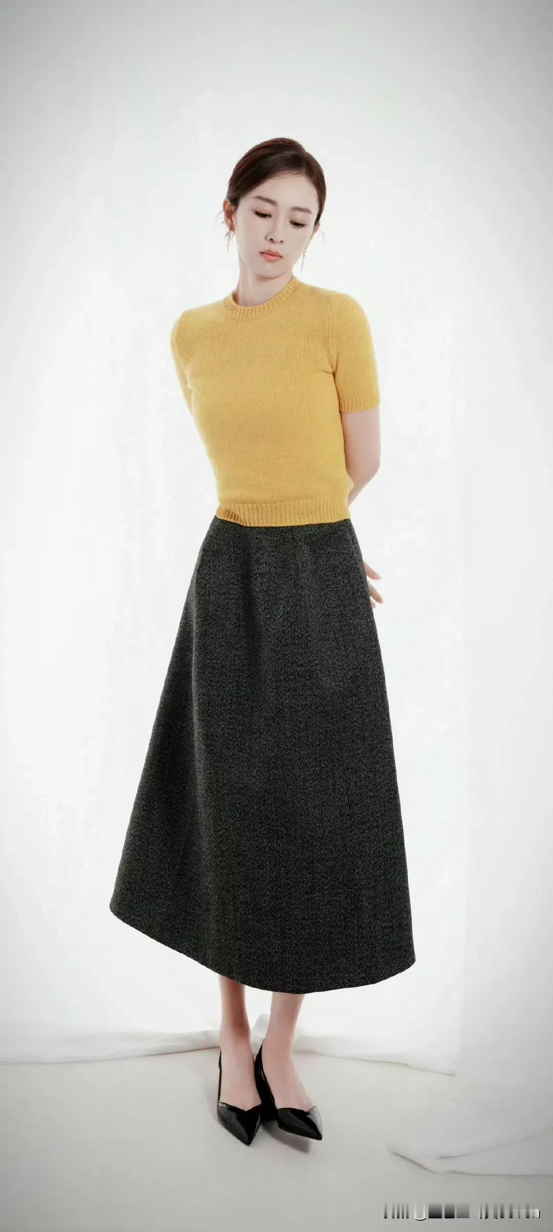 童瑶黄色毛衣配黑色长裙，尽显知性美！💛👗👠