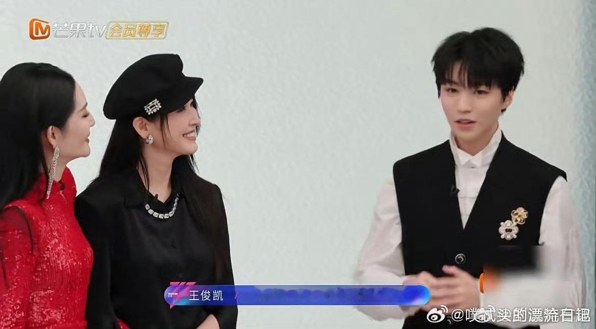 姐姐们演我看王俊凯乘风2026王俊凯的出现像一束暖阳，照亮乘风舞台，温暖又治愈，