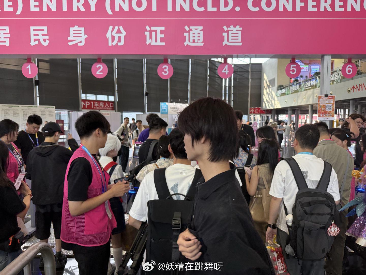 在CJ被游戏AI硬控了在CJ被鹅厂AI师傅教做瓷器 用游戏和AI传承非遗的形式好