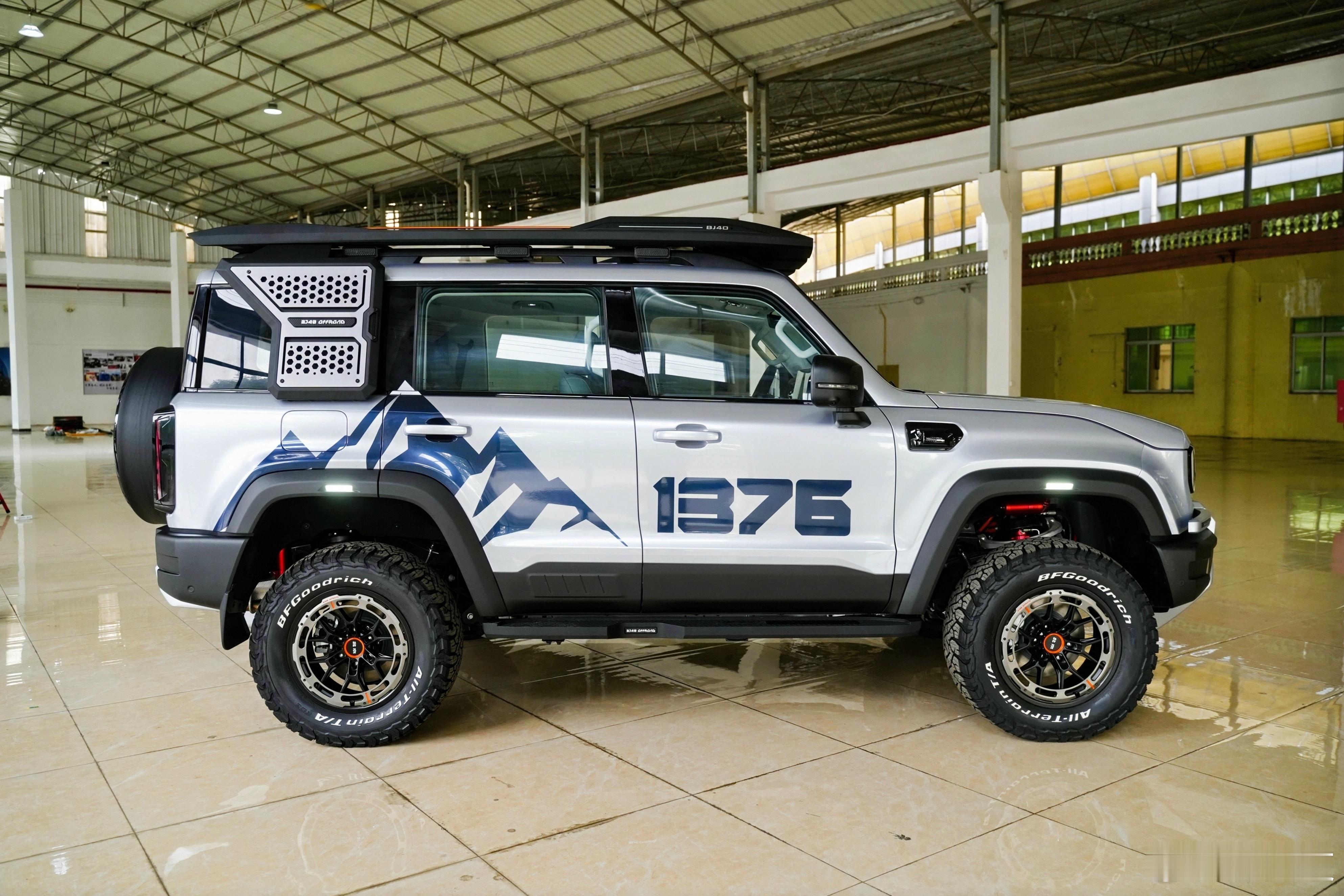 省心改装不折腾！BJ40增程珠峰山境官方套件开启盲订，该套件包含雪域主题拉花、战