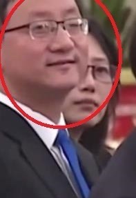 外交部亚洲司司长刘劲松紧跟着外交部部长王毅出现在韩国总统李在明访华的欢迎仪式上果