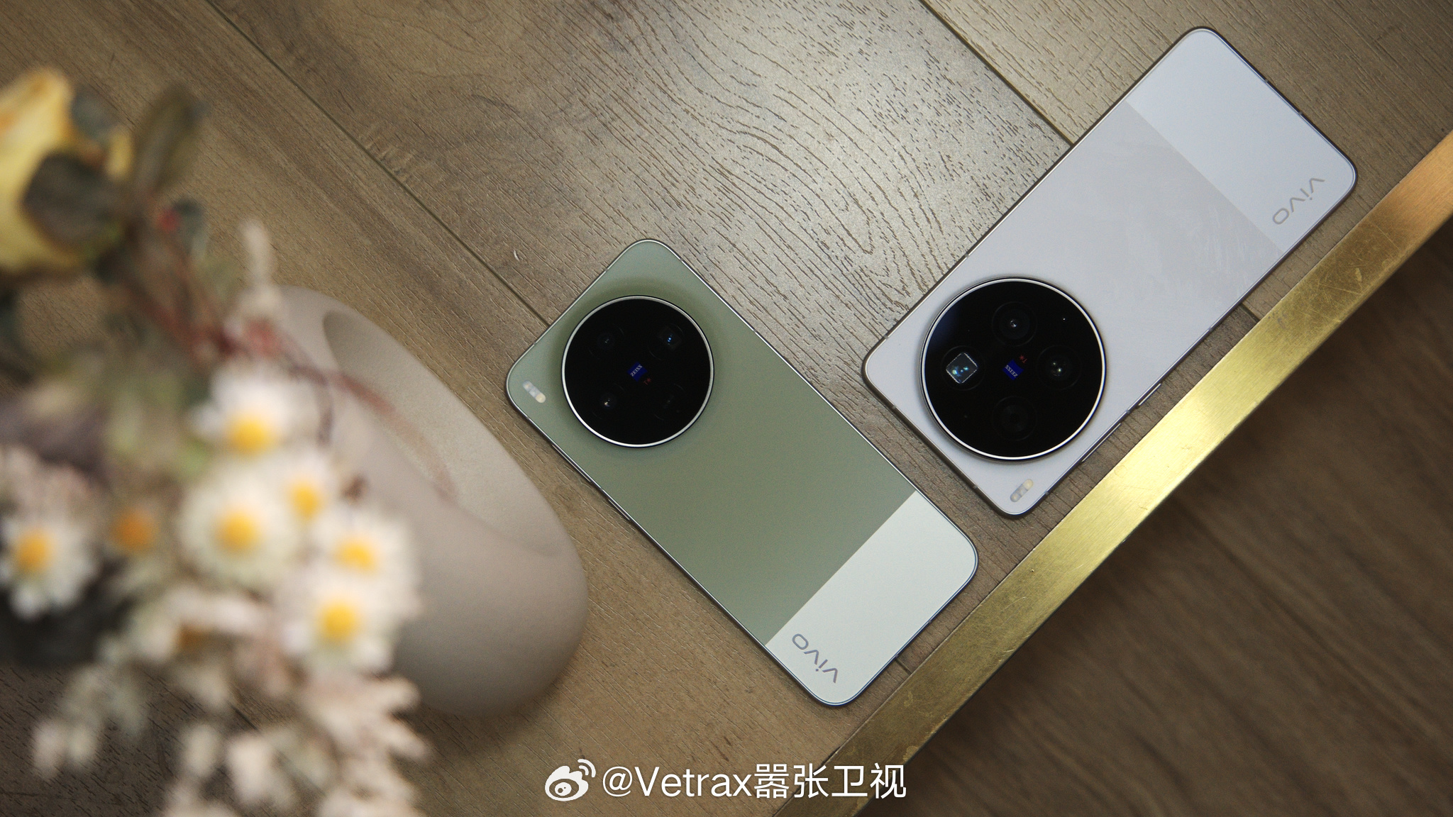 vivo X300 Ultra 『银调』 / vivo X300s 『胶片绿』 