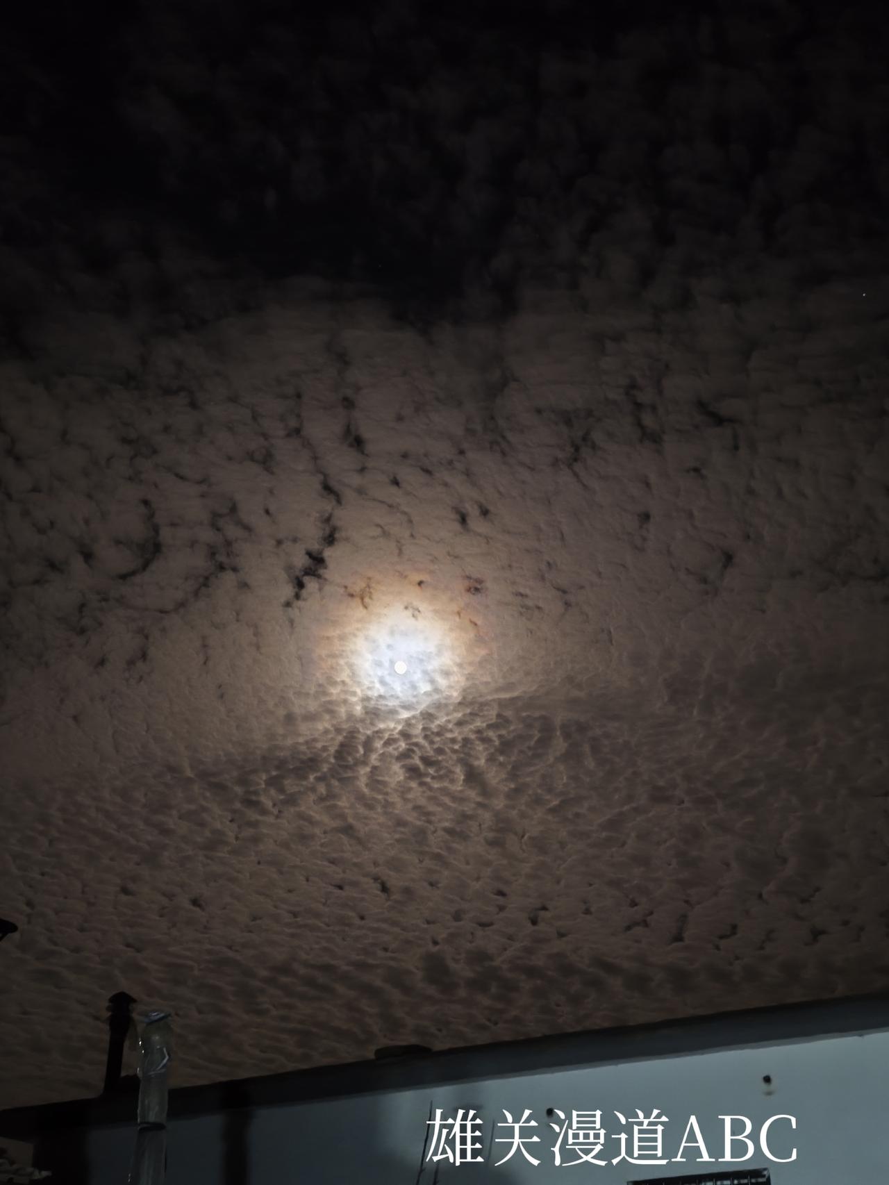 这是昨天（5月29日）晚上十点拍摄的高悬天空的月亮！由于乌云密布，月亮也只能羞答