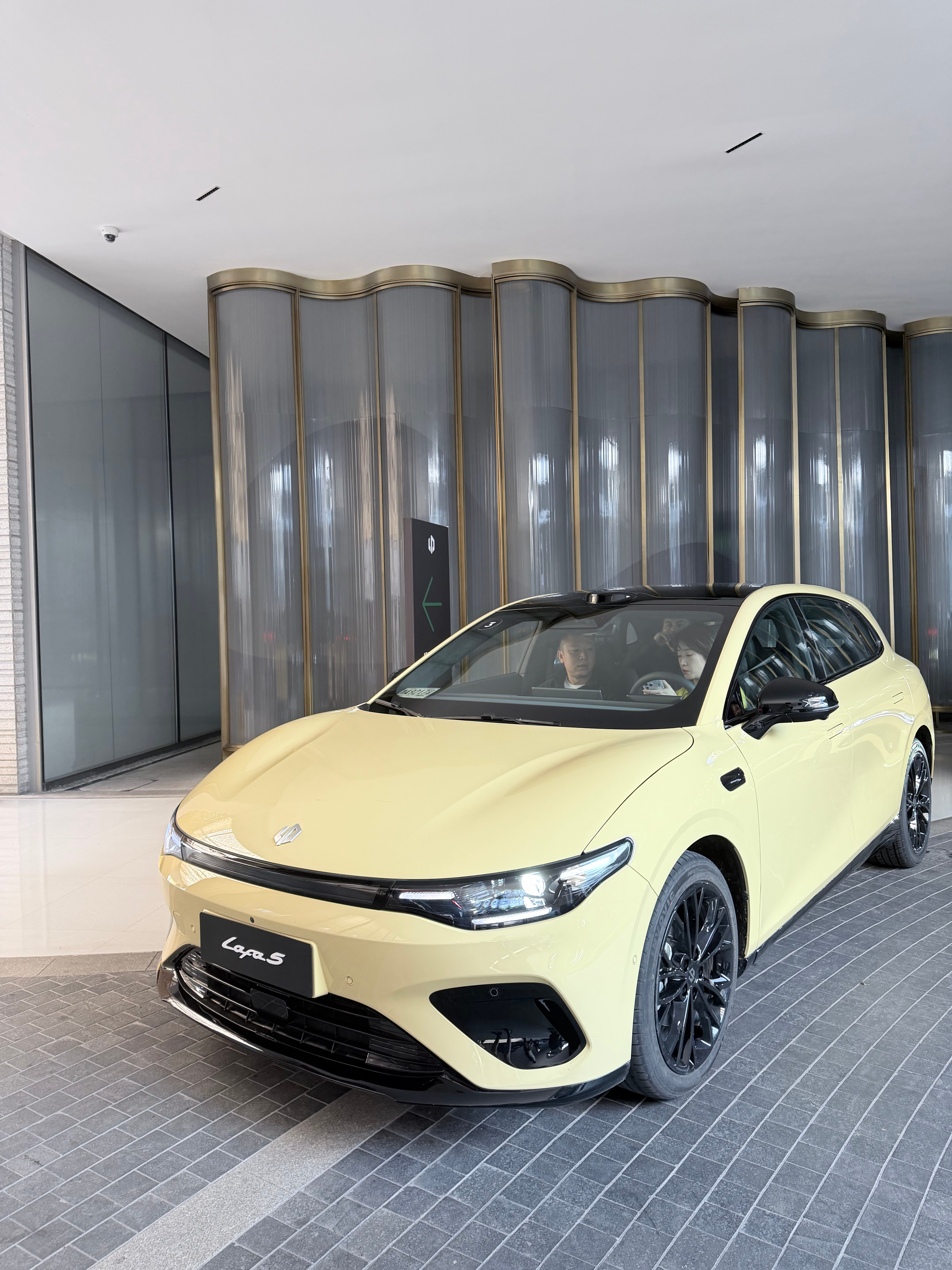 来看看 零跑lafa5的六个官方色全齐在这了！  说实话没想到最经典简单的黑/白