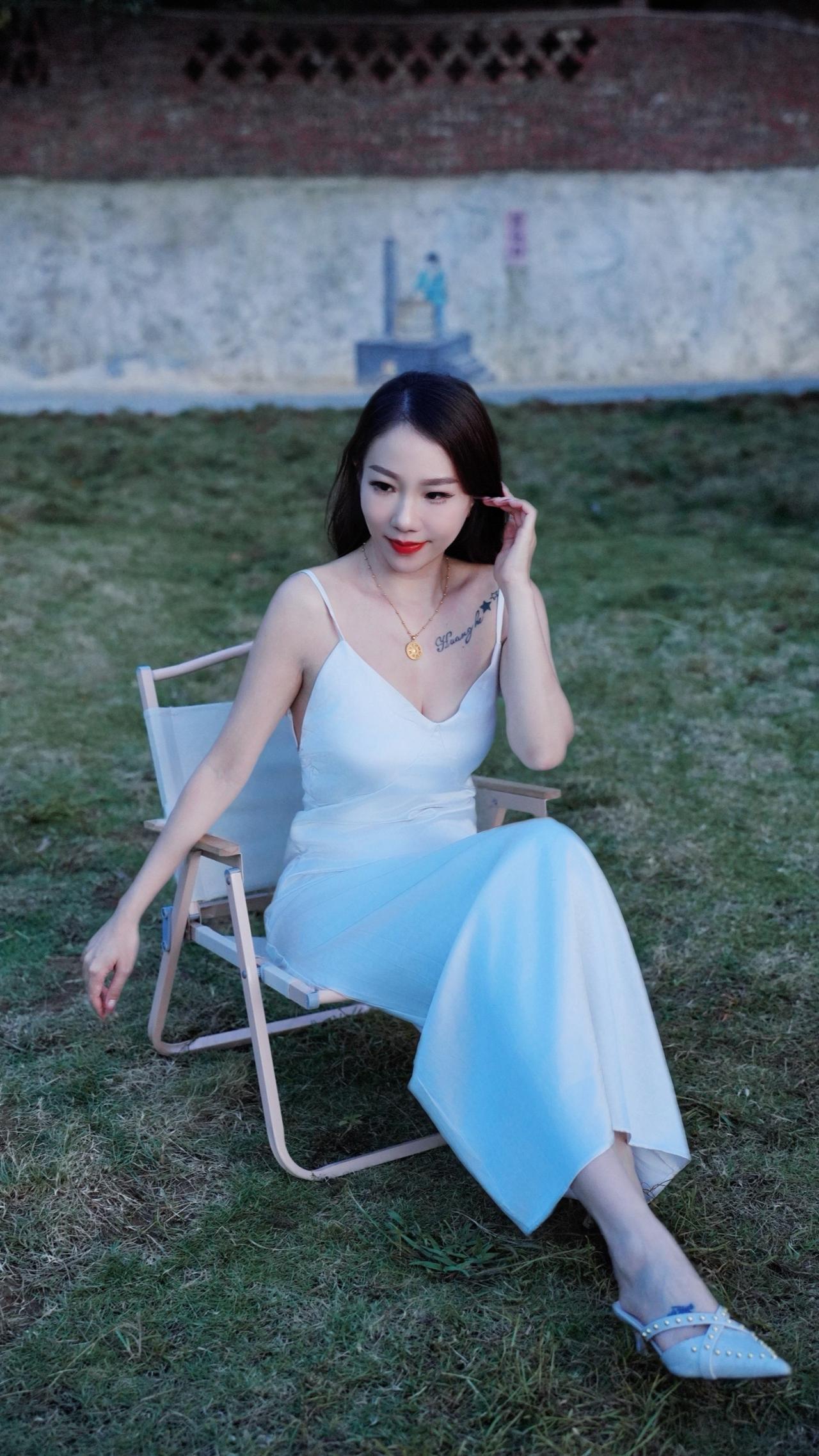 谢谢离我远去的一切 现在的我更加平静 更喜欢自己一个人了