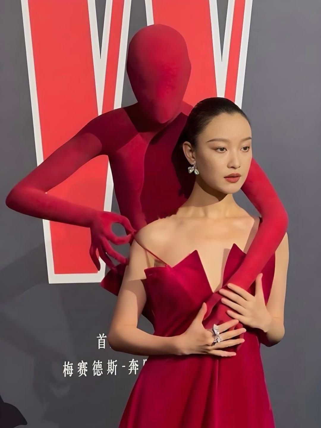 倪妮这衣服设计是想表达什么？脑洞真大 