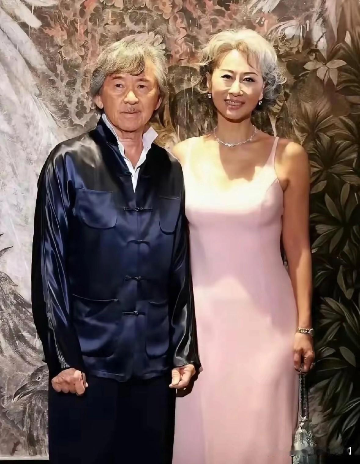 76 岁的林子祥留着银发造型，62 岁的叶倩文一身米色休闲装，素颜状态就像普通奶