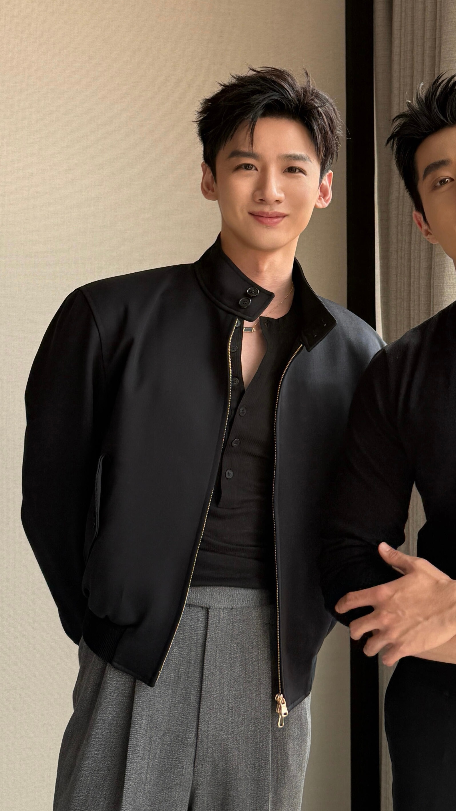 白敬亭穿衬衫效果拔群 