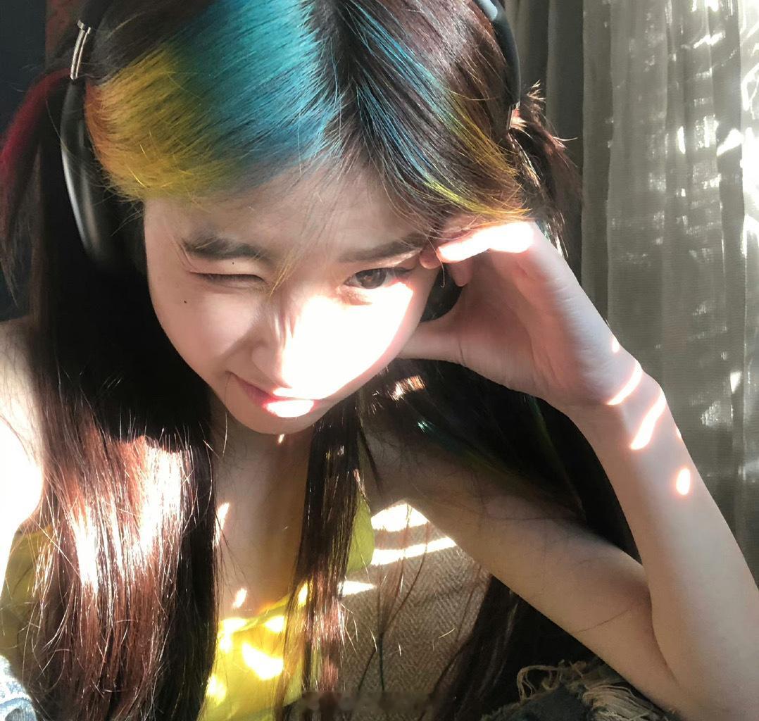 老年人无法爬上卧铺怎么办，出门旅行赶上春运返程，只买到通宵硬卧，看见一对八十多的