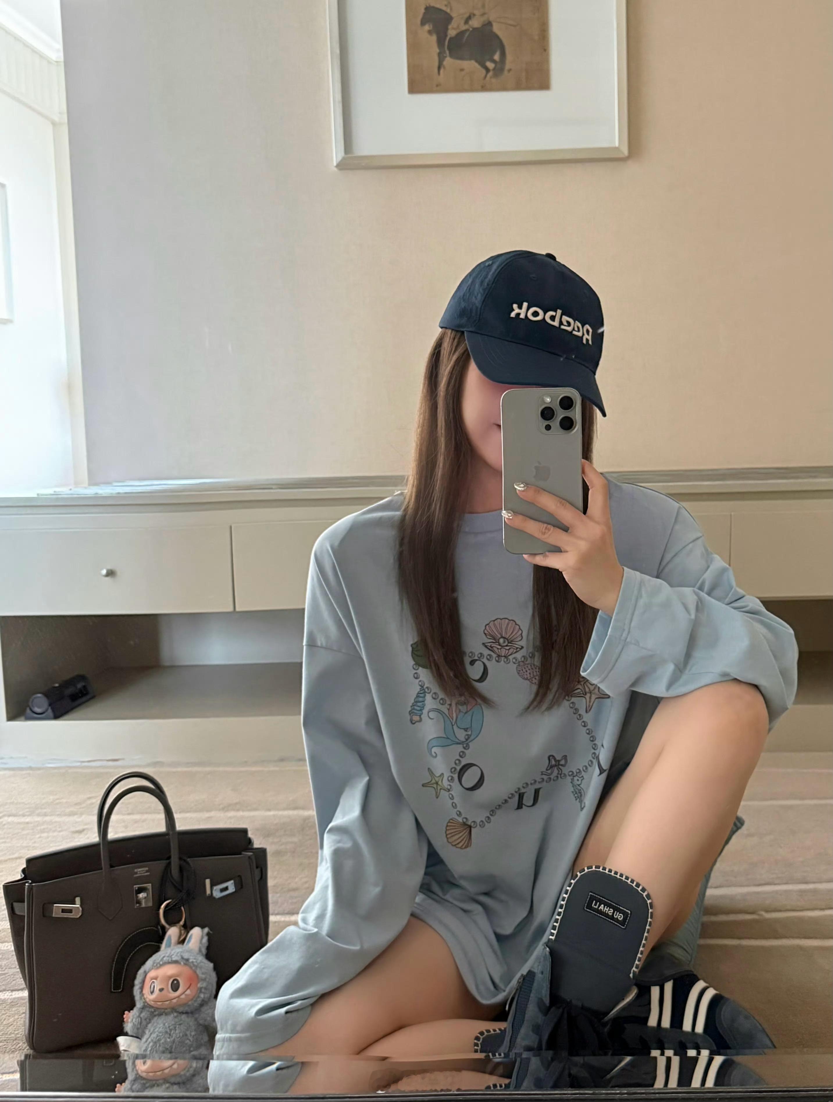 富人新标识：最新款ProMax版iPhone不带壳，同时包包上挂labubu。 