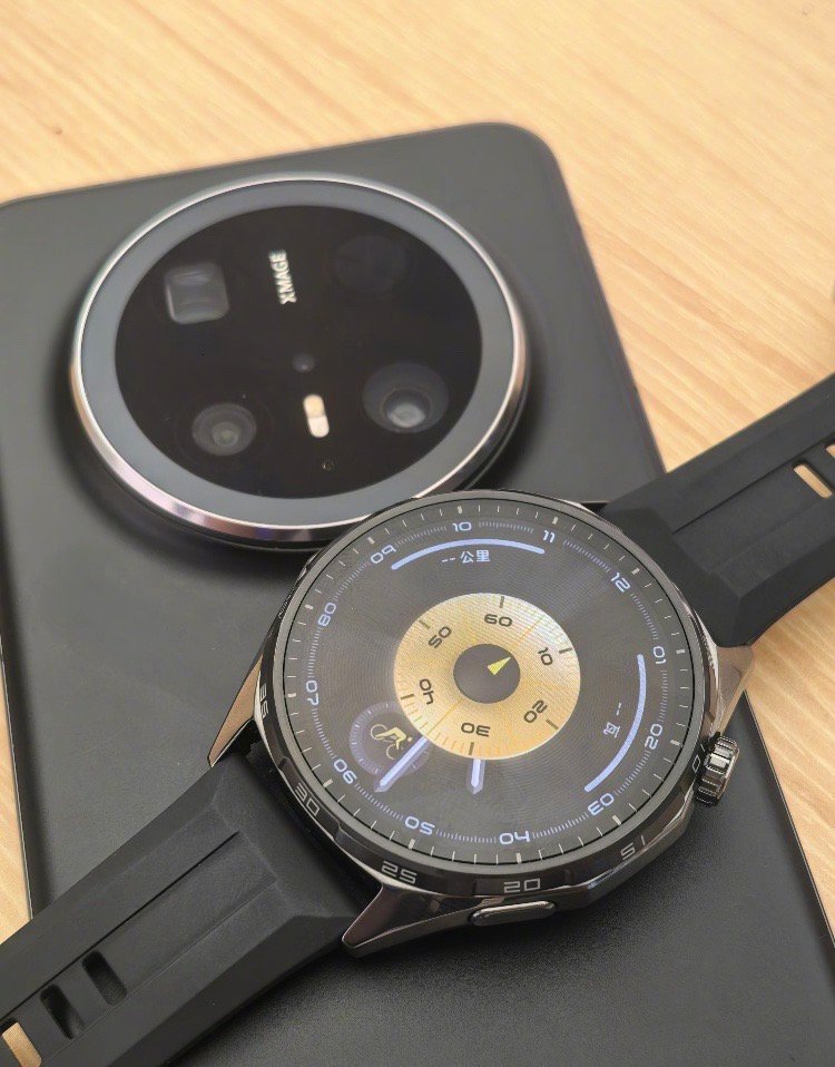 GT6 腕间无界美学的「显眼包」表圈与屏幕无缝街接消弭视觉边界，多样表带适配不同