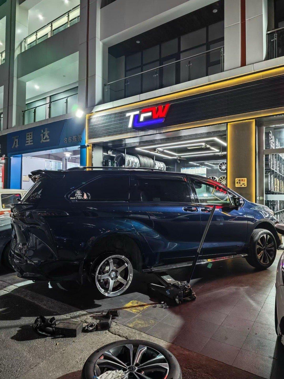 丰田塞纳 选新鞋~ 