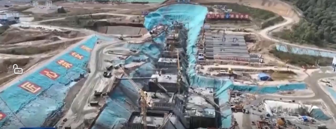 2026年积极财政政策锚定扩内需、惠民生发力，画面里重大基建项目工地机器轰鸣、建