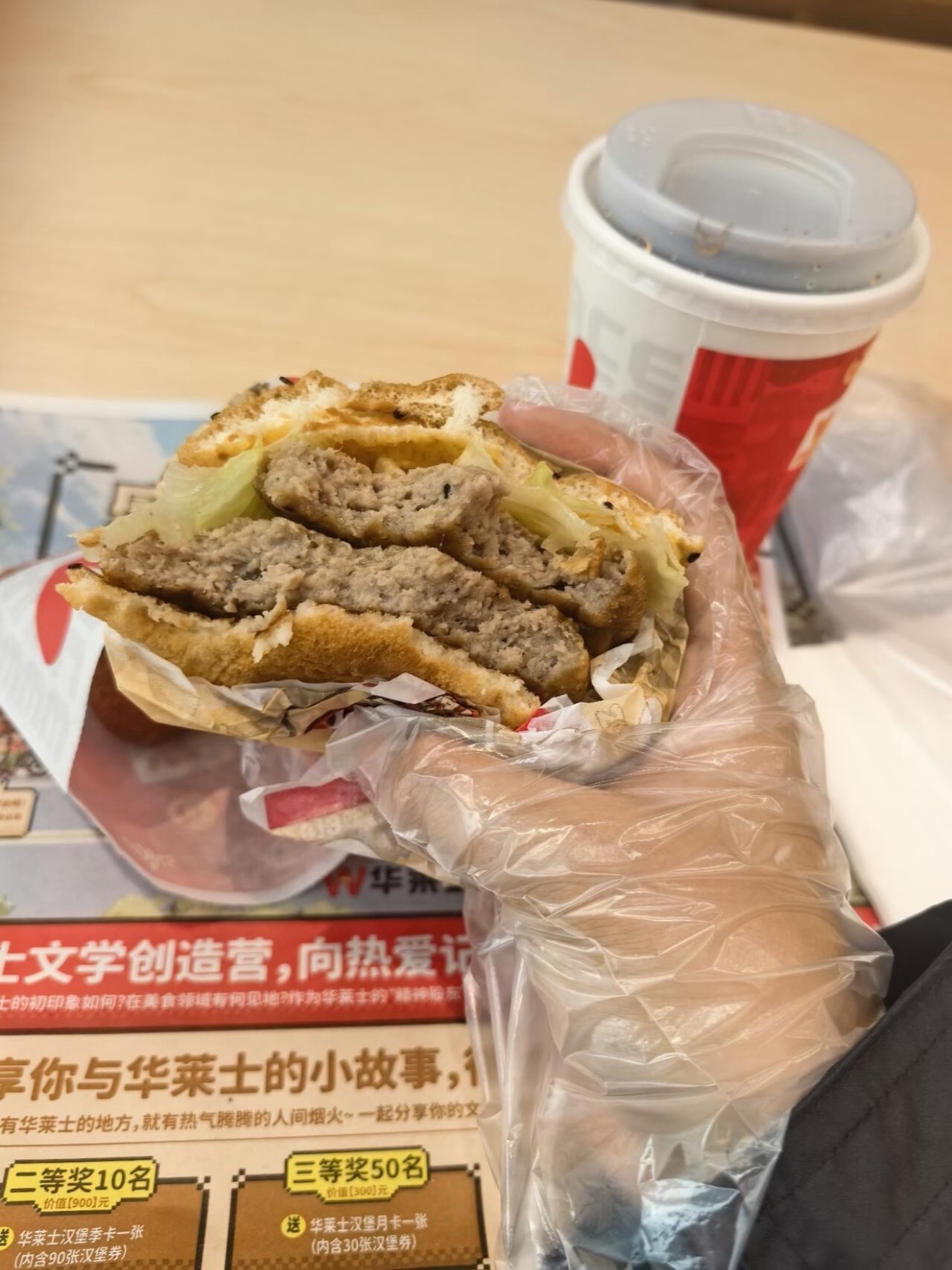 华莱士正式宣布退市，华莱士是真没以前好吃了，虽然价格确实便宜而且我感觉华莱士的喷