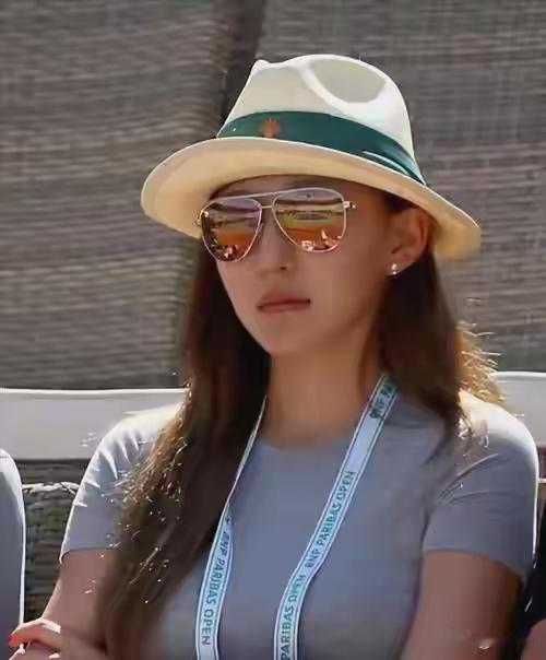 原来，世界首富的现任妻子朱可人是东北人，朱可人比邓文迪年轻又漂亮，又一个擒获首富
