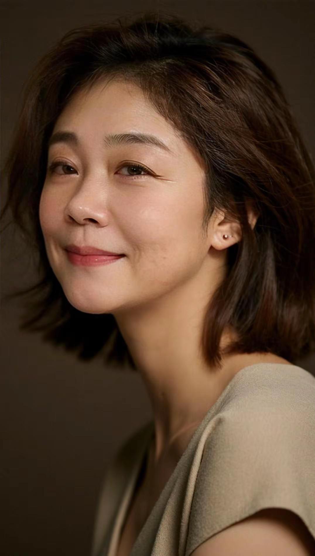 这个城市忽然变冷。AI发丝肖像