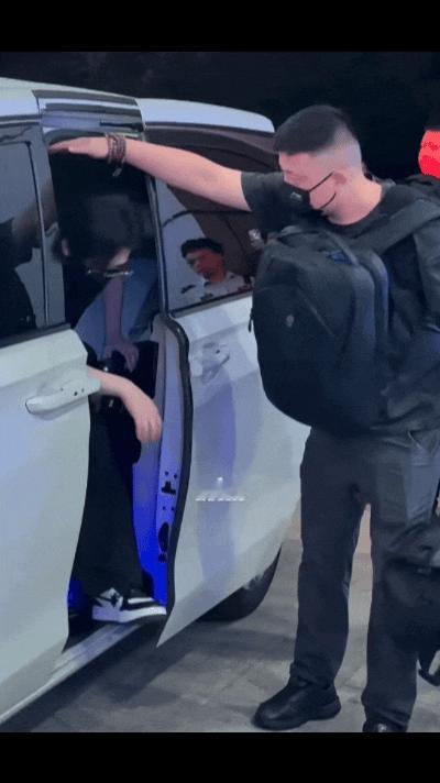 谁来懂一下严浩翔下车这段 