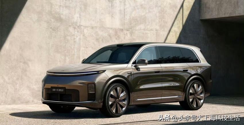 看完这支宣传片，不得不说无论是艺人表现力还是人车适配度都堪称满分。

易烊千玺作