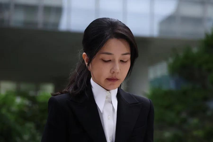 夫唱妇随！
韩国前第一夫人金建希最终还是栽了，这一次逃不过法律的制裁了吧，估计很