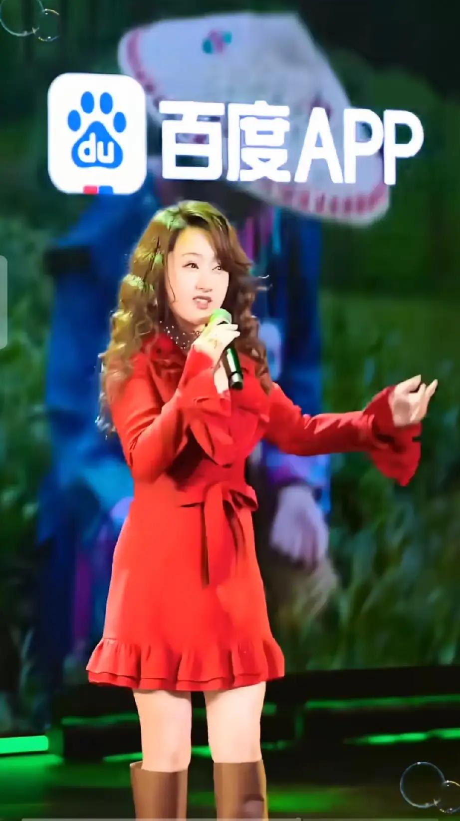 近日，杨钰莹参与了百度组织的一场活动，她受邀登台献唱。

杨钰莹身着一袭红色裙子