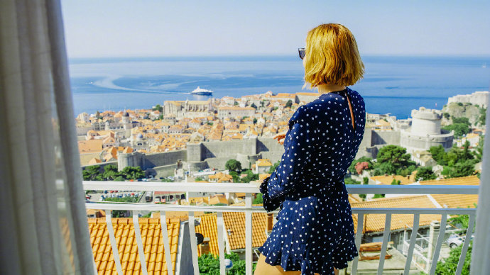 温柔的晚风，傍晚的晚霞，解暑的西瓜，冒泡的可乐，人间的美好多着呢，不要为眼前的黑