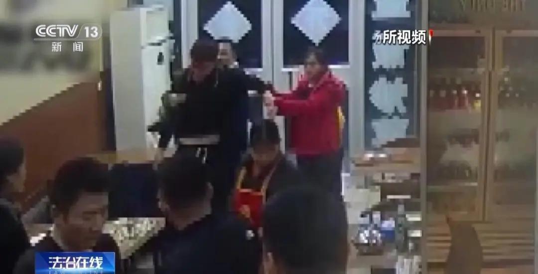 #媒体评女子反击被认定为正当防卫#【评论丨被打后还手就是互殴？这一判例用正当防卫