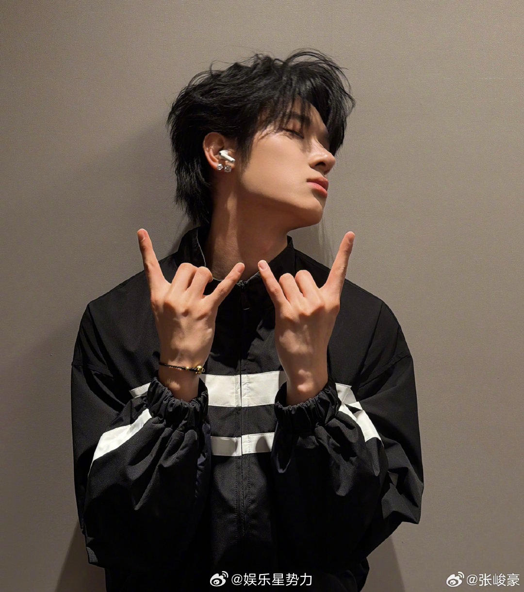 张峻豪吃饭倒欠500大卡 张峻豪昨晚直播吃三文鱼，一顿饭的热量还没晃悠消耗的多，