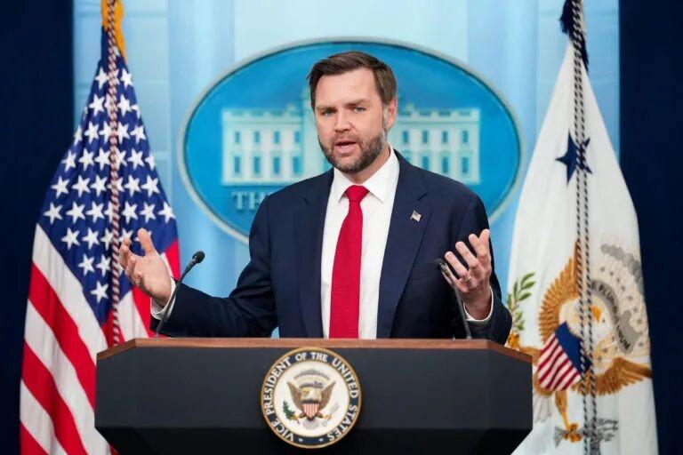 美国周四解除对伊朗的封锁，油轮在数月受阻后开始自由通过霍尔木兹海峡，标志着结束战
