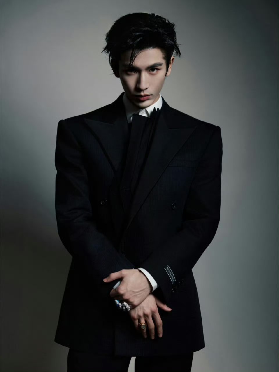 张凌赫此男比例好绝 有句诗说得好红豆生南国，凌赫是男模张凌赫