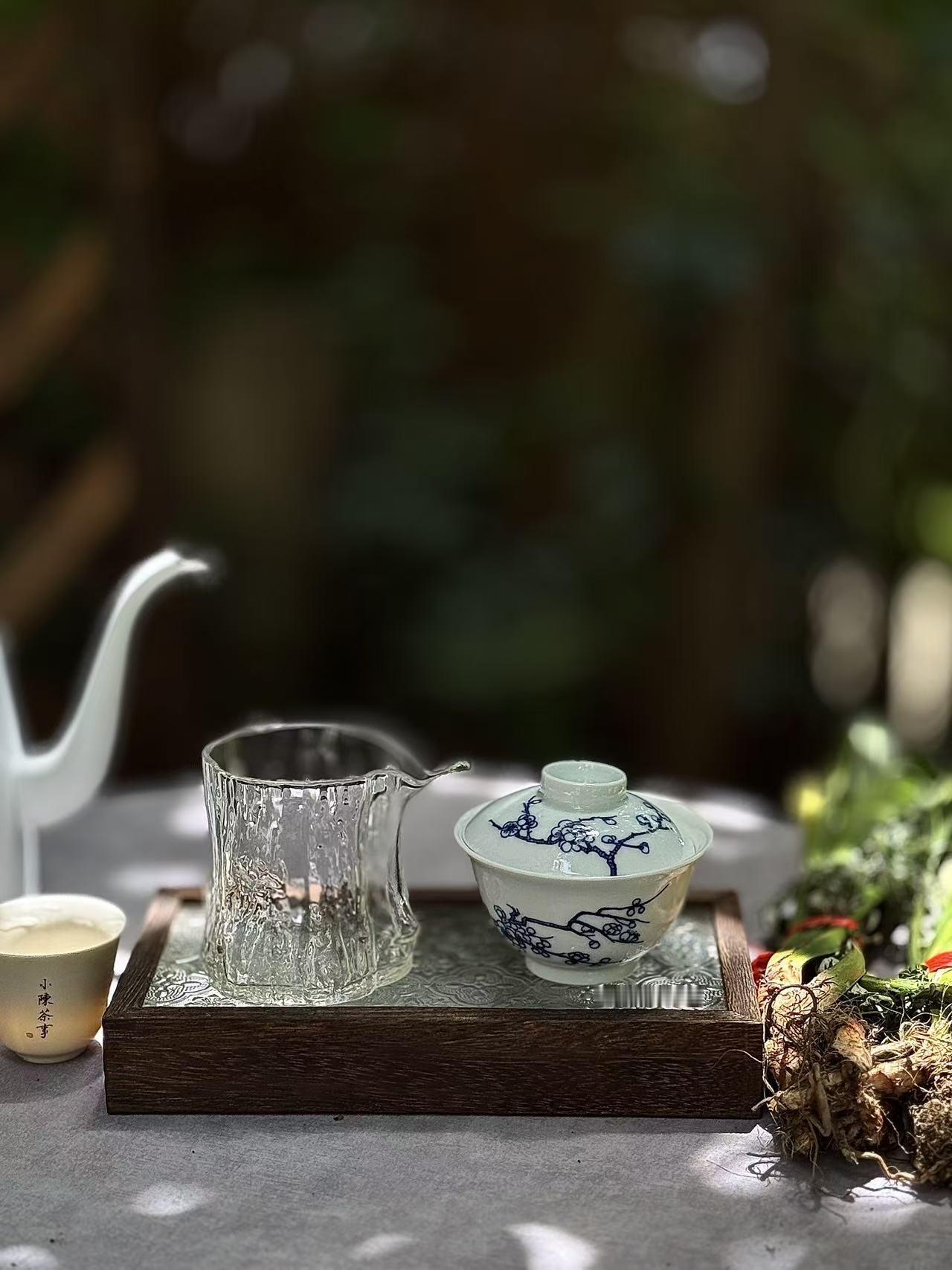 为什么混的好的人都开始喝白茶？
因为喝茶观念变了。
过去喝茶讲究排场，茶叶是否好