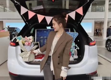 曹阳阳，原名曹广凤，长得乖巧甜美，举止不凡，气质出众。唐明杰这几年一直宠着她，唐