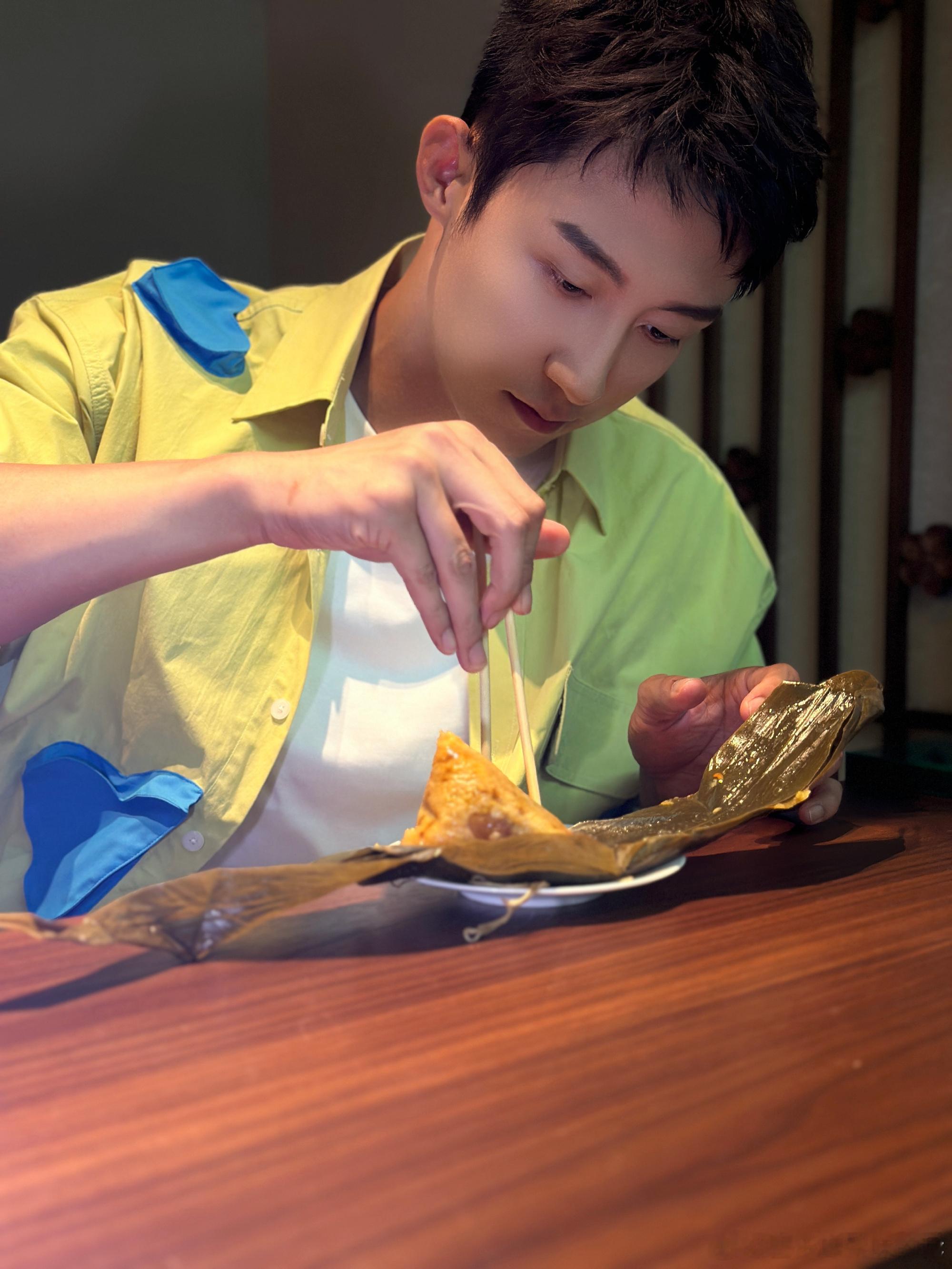 赵冬苓说相信黄景瑜赢风编剧说相信黄景瑜双向奔赴太暖心了！赵冬苓力挺黄景瑜，扛剧演