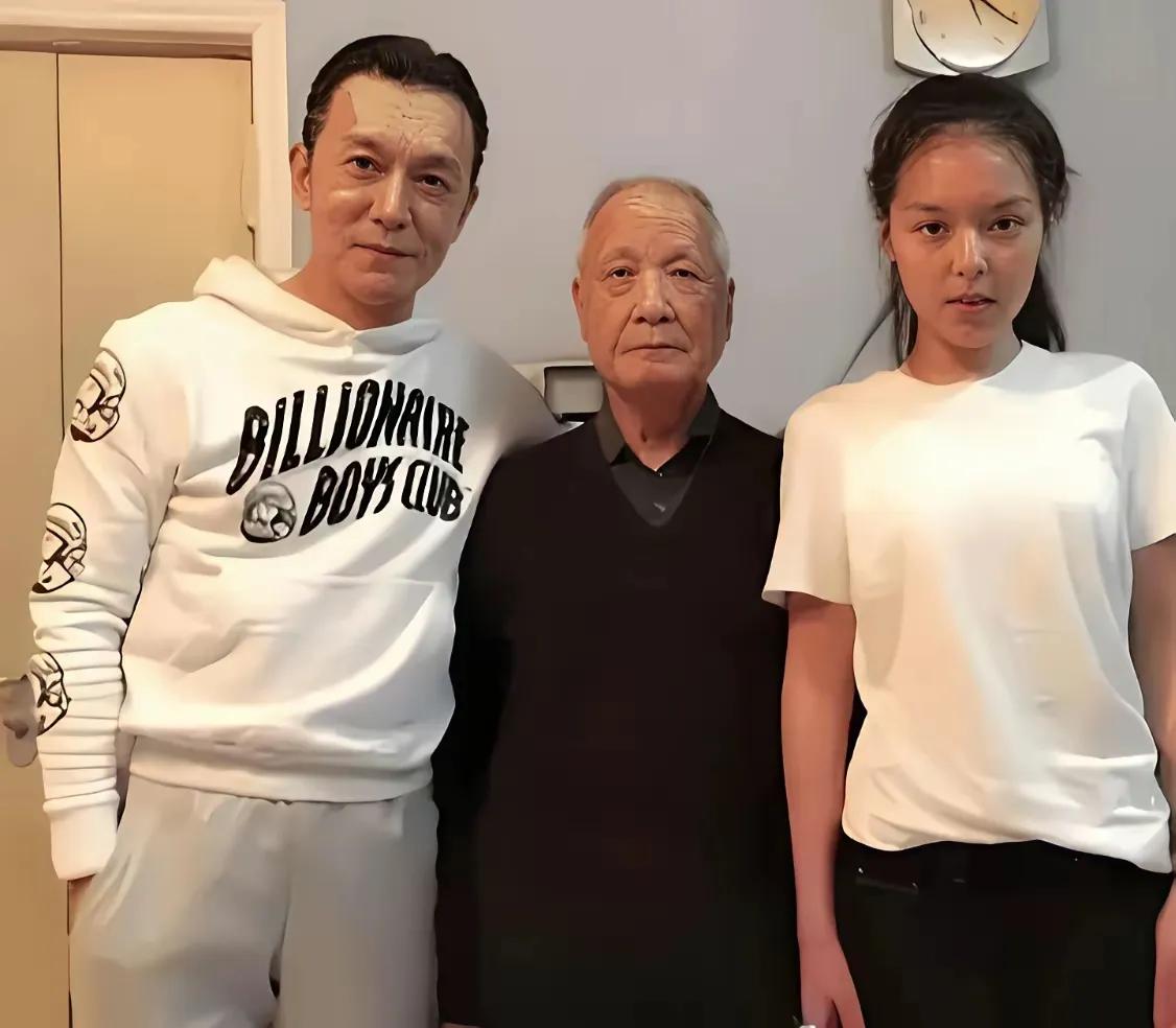 这张合影应该是李咏生病后拍的，李咏是一代人记忆里极具特色的知名主持人，昔日站在聚