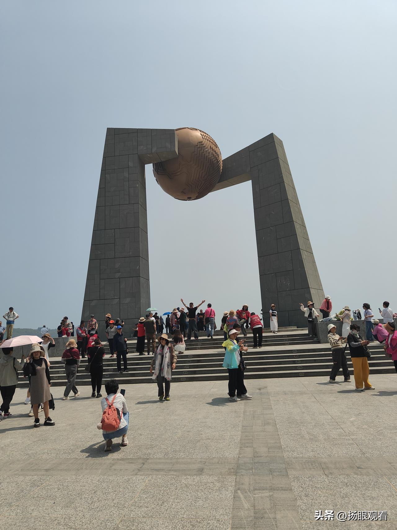汕头是慢节奏的滨海侨乡，烟火气十足，美食遍地鲜掉眉毛，老城有韵味、海湾有风光，生