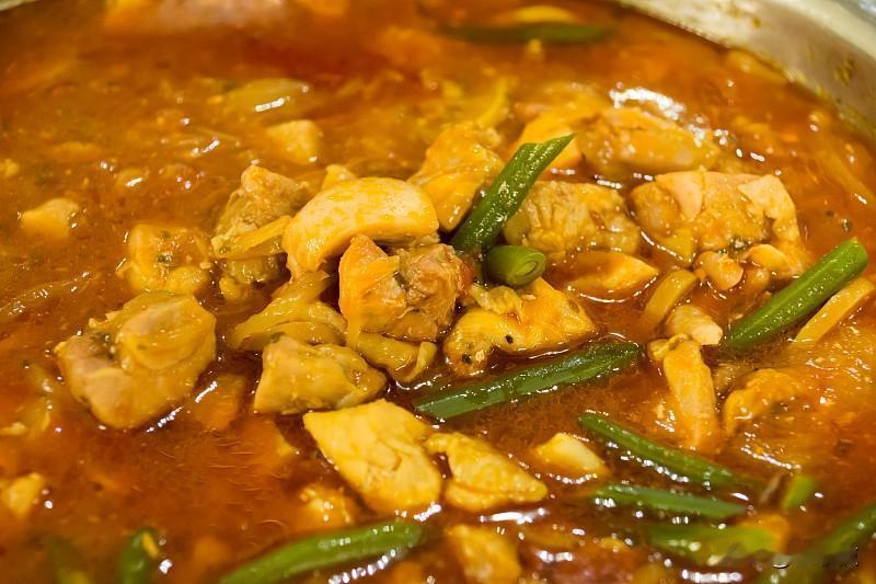 煮鸡加黄豆，肉嫩易熟更营养炖鸡肉最怕肉质发柴、久煮不烂，费时又费火。炖鸡时往锅中