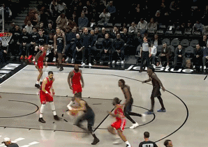 快船2分钟被篮网打停原因唯一，祖巴茨！
快船与篮网的比赛第三节仅打2分钟，对手追